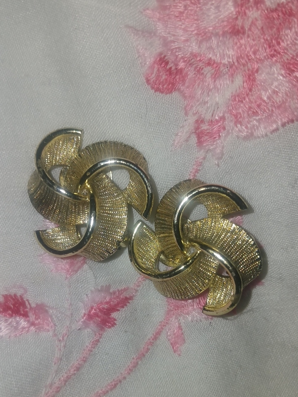 Vintage Mid Century Modern Gold-Tone Interlocking Link Clip On Earrings